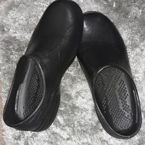 Black slip-resistant shoes